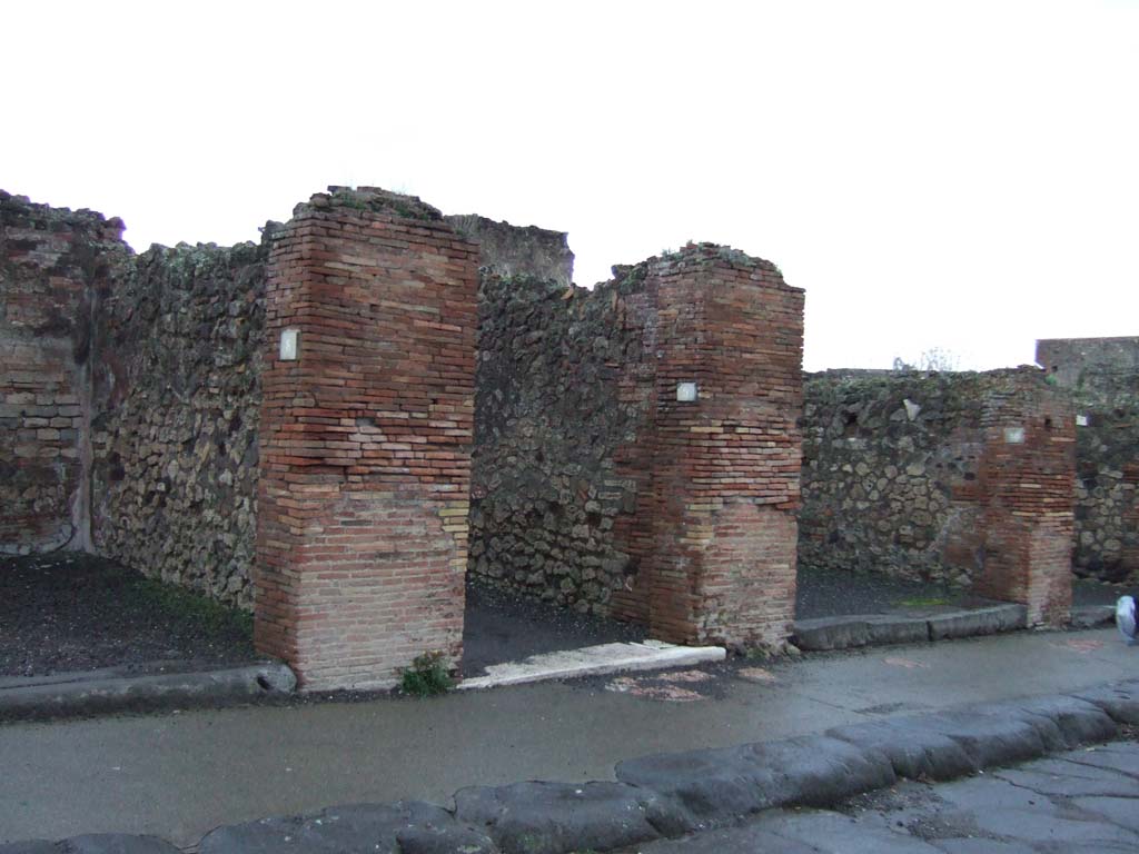 VII.14.9 Pompeii. December 2005. Entrance on Via dell’Abbondanza.
