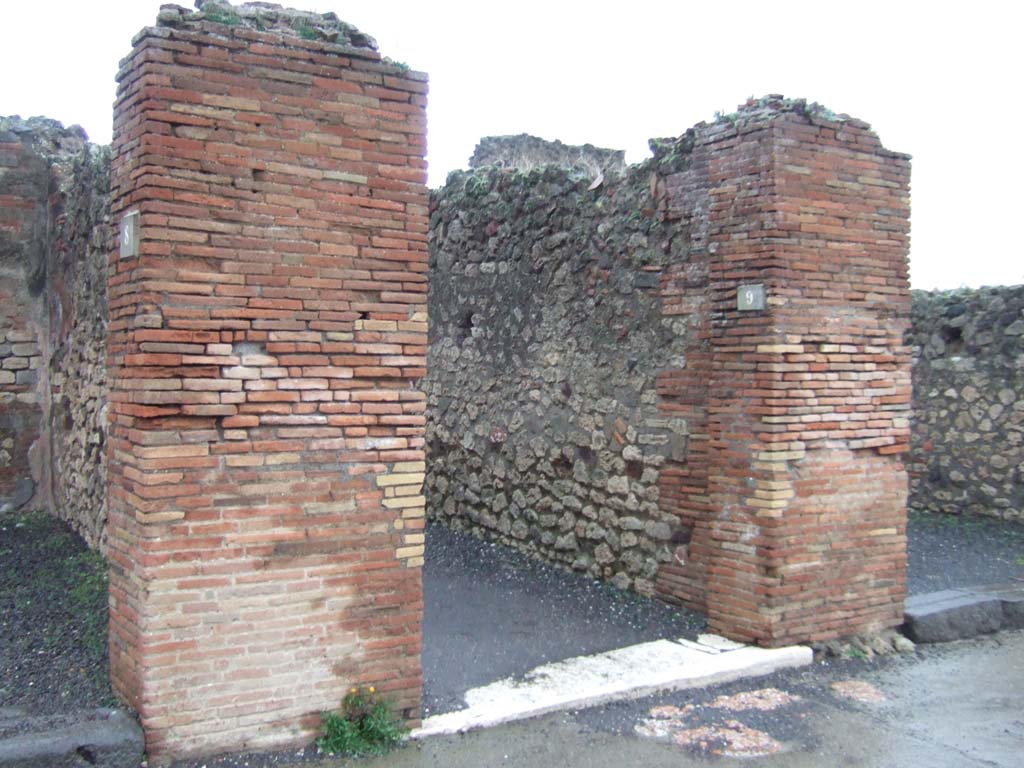VII.14.9 Pompeii. December 2005. Entrance doorway, looking north.