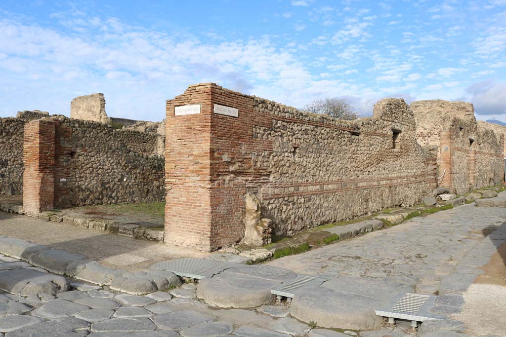 VII.14.14, Pompeii, on left. December 2018. 
Looking north on Via dell’Abbondanza at junction with Vicolo del Lupanare, with street altar on west side. Photo courtesy of Aude Durand.
