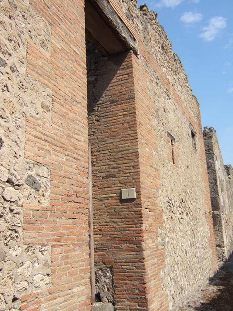 VII.15.1 Pompeii. May 2024. 
Entrance doorway on Vicolo del Gallo. Photo courtesy of Klaus Heese.
