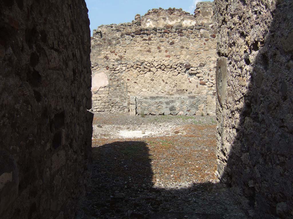 VII.15.1 Pompeii. September 2005. Looking north from entrance fauces.