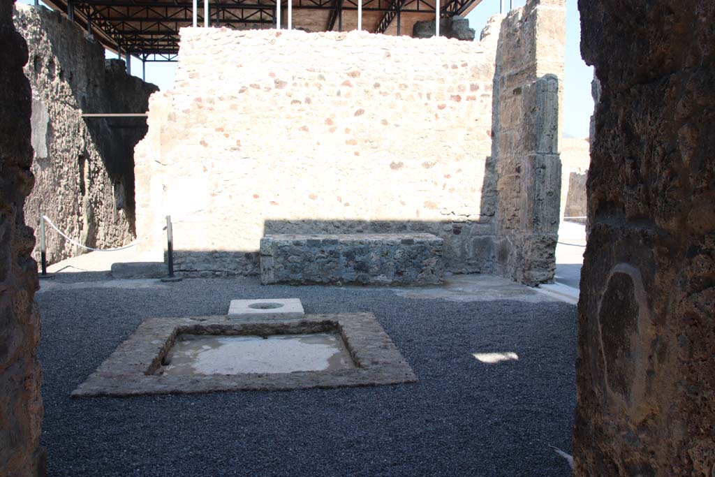 VII.15.1 Pompeii. September 2017. Looking north across atrium from entrance corridor. Photo courtesy of Klaus Heese.

