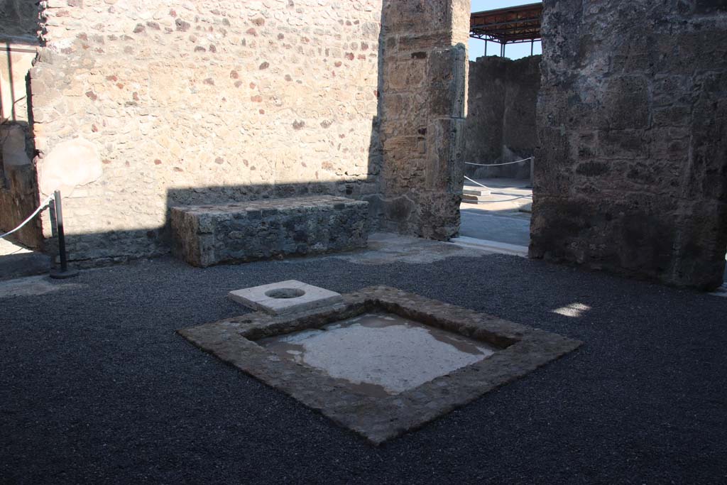 VII.15.1 Pompeii. September 2017. Looking north-east across atrium towards doorway linking into atrium of VII.15.2.
Photo courtesy of Klaus Heese.
