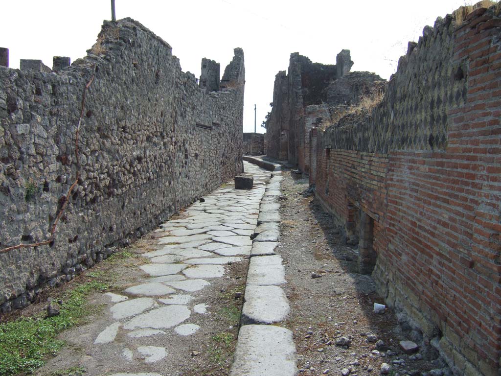 VII.15.1 Pompeii. December 2007. Looking west towards atrium of  VII.15.1, photo taken through the second connecting door from the west side of atrium of VII.15.2.

