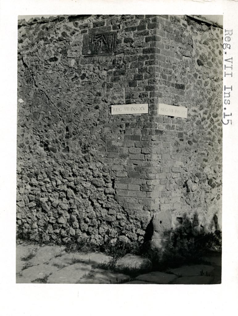 VII.15.1/2 Pompeii. Pre-1937-39. 
Looking towards plaque high up on west wall of Vicolo del Gigante on north-west corner with Vicolo del Gallo. 
Photo courtesy of American Academy in Rome, Photographic Archive. Warsher collection no. 237.
Also see Warscher, T. Codex Topographicus Pompeianus, IX.1. (1943), Swedish Institute, Rome. (no. 19b).

