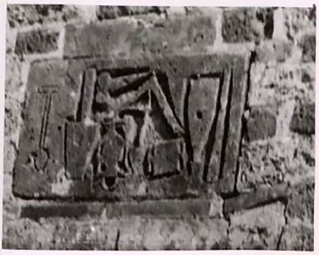 VII.15.1/2 Pompeii. Pre-1943. Detail of plaque, in situ on west wall of Vicolo del Gigante. Photo by Tatiana Warscher.
See Warscher, T. Codex Topographicus Pompeianus, IX.1. (1943), Swedish Institute, Rome. (no.19c).
