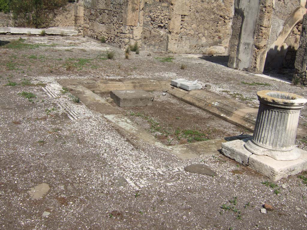 VII.15.2 Pompeii. September 2005. Looking north towards impluvium and cistern head.