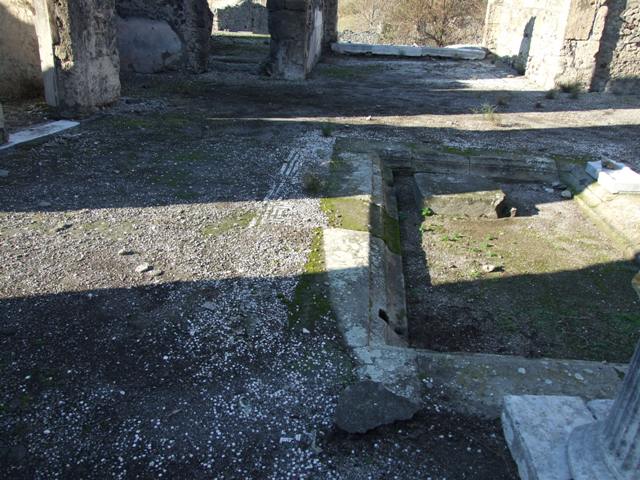 VII.15.2 Pompeii.  September 2005.  Impluvium and cistern head.
