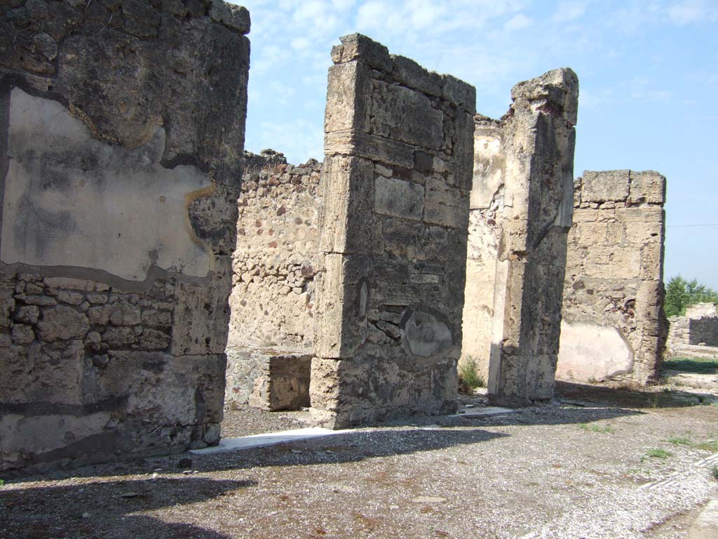 VII.15.2 Pompeii. September 2005. Doorways on west side of atrium looking north.