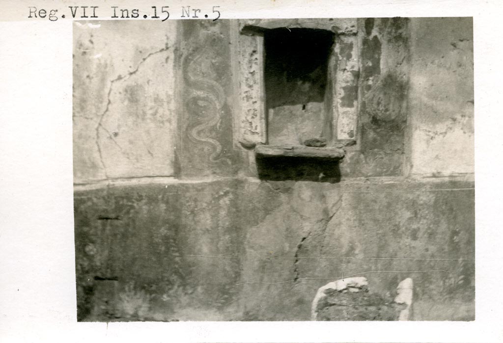 VII.15.5 Pompeii. Pre-1937-39. Looking towards niche on north wall of garden area.
Photo courtesy of American Academy in Rome, Photographic Archive. Warsher collection no. 576.
