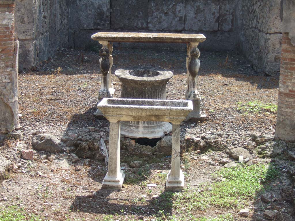 VII.15.13 Pompeii. September 2005. Marble table, trough and puteal.