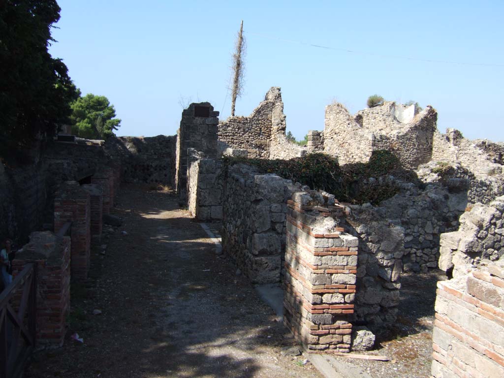 VII.16.4 Pompeii. September 2005. Looking west with entrance doorway, on the right.
