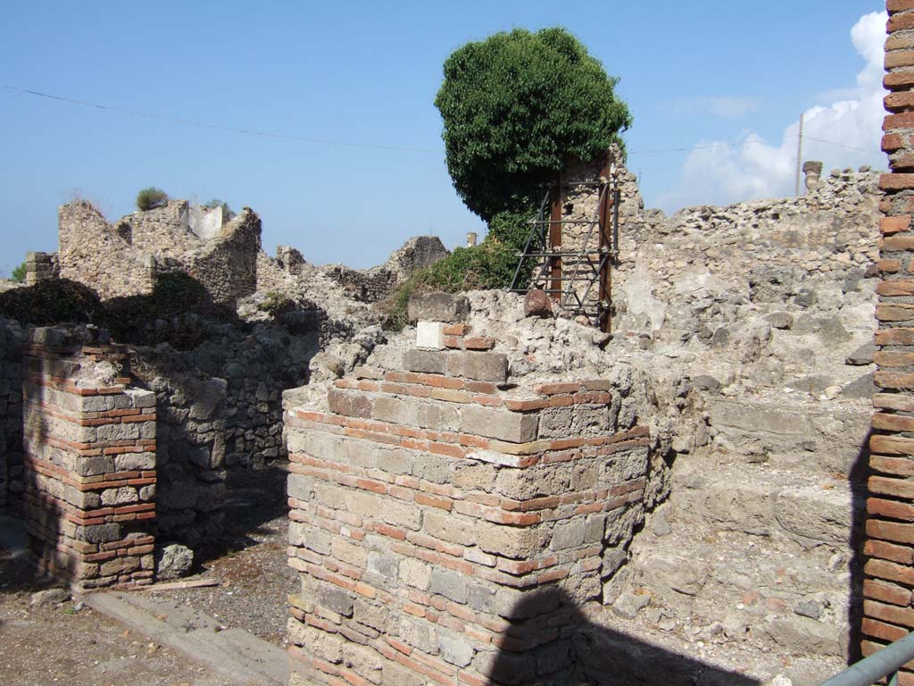 VII.16.4/5 Pompeii. September 2005. Entrance doorway to VII.16.4 and separate steps at VII.16.5