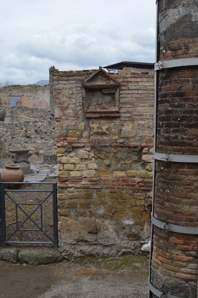 VII.16.6 Pompeii, March 2018. Looking north to narrow entrance doorway.
Foto Taylor Lauritsen, ERC Grant 681269 DÉCOR.

