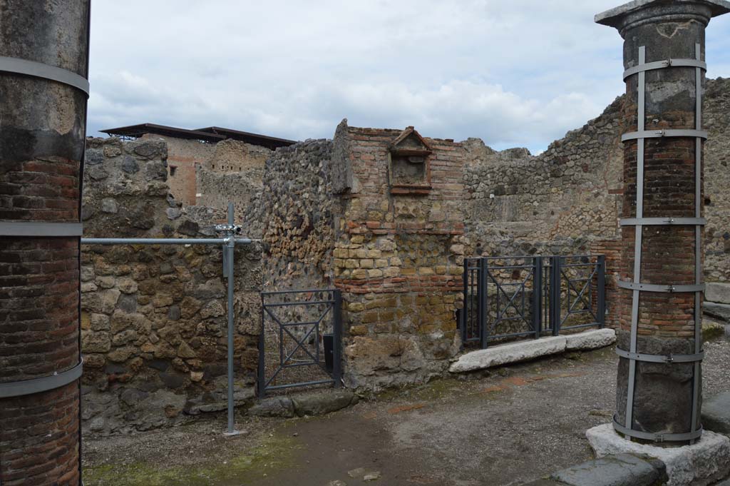 VII.16.6 Pompeii. March 2018. Looking north to narrow entrance and wider entrance at VII.16.7, with pilaster between.
Foto Taylor Lauritsen, ERC Grant 681269 DÉCOR.
