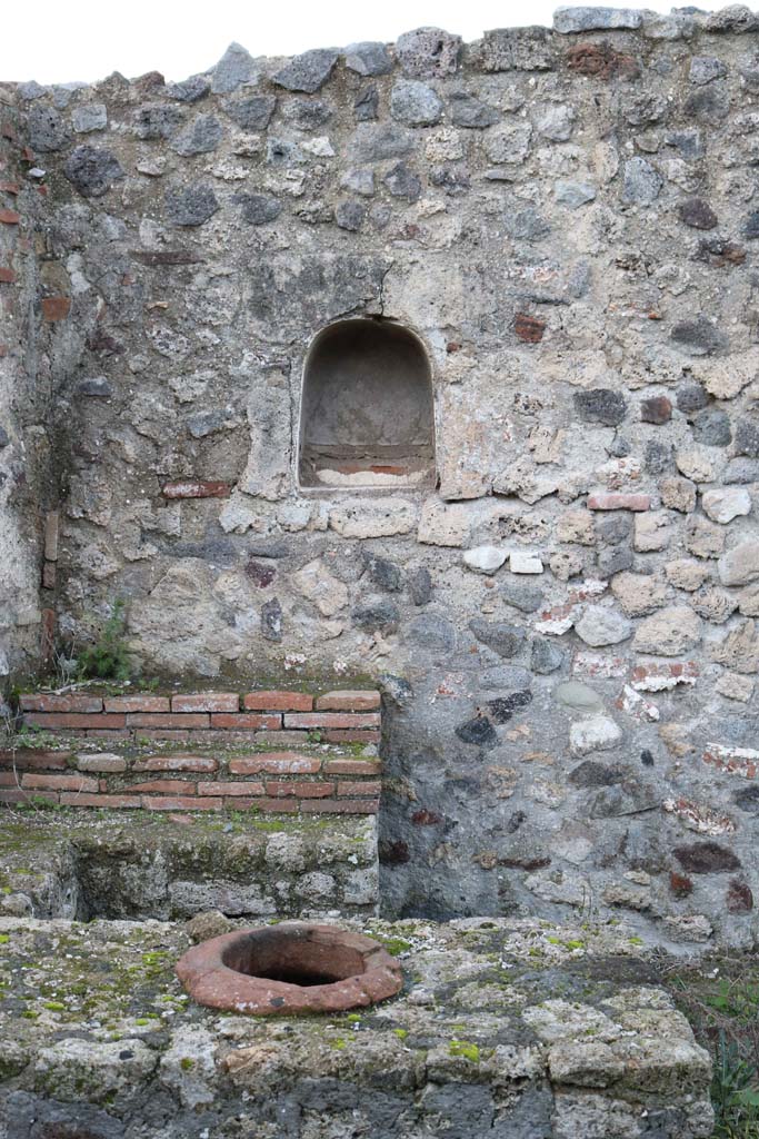 VII.16.7, Pompeii. December 2018. 
Looking towards west wall at south end, with niche. Photo courtesy of Aude Durand.
