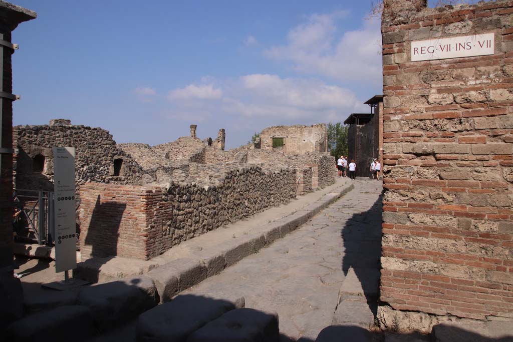 VII.16.7 Pompeii, on right. September 2019. Looking north-west across insula and side wall of VII.16.7 on Vicolo del Gigante.
Photo courtesy of Klaus Heese.
