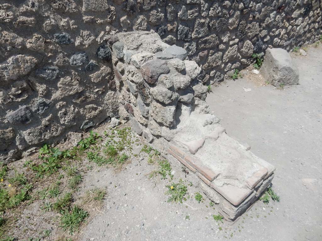 VII.16.10 Pompeii. June 2019. Structure against west wall between tablinum, on left, and oecus, on right.. 
Photo courtesy of Buzz Ferebee.
