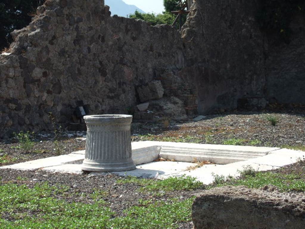 VII.16.10 Pompeii. September 2005. Impluvium and puteal in atrium.
