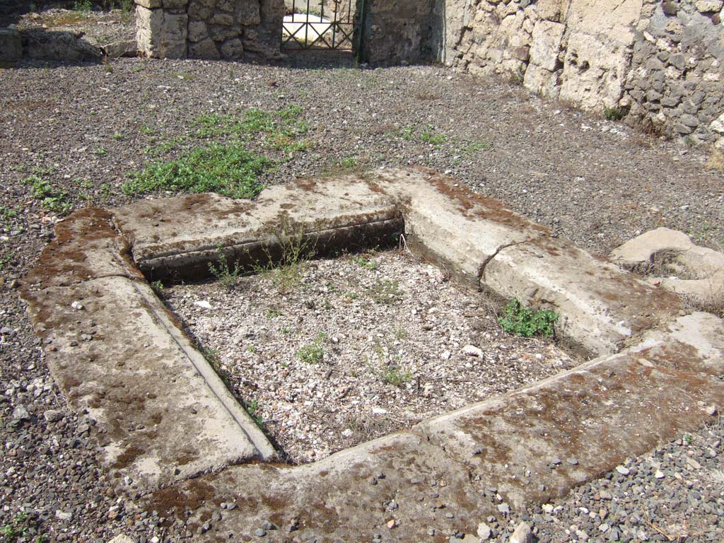 VII.16.12 Pompeii. June 2019. Doorways to room 26, a cubiculum, and room 25, a closed tablinum, on west side of atrium
Photo courtesy of Buzz Ferebee.
