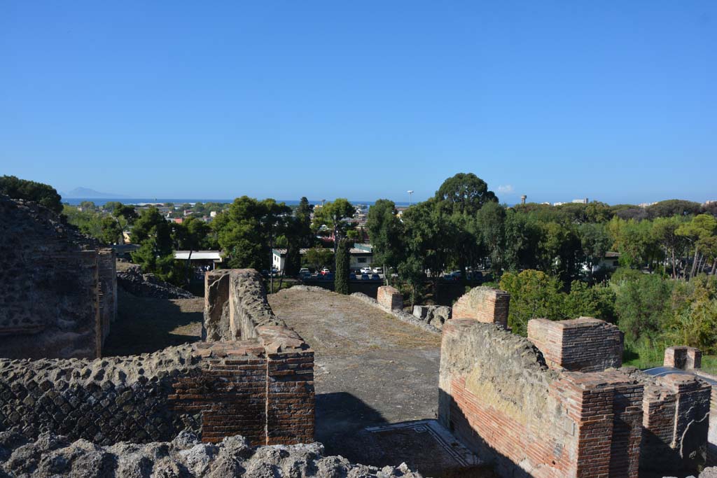 VII.15.2 Pompeii. October 2019. Looking west towards entrance doorway/corridor and into atrium, with view over Bay of Naples.
Foto Annette Haug, ERC Grant 681269 DÉCOR.

