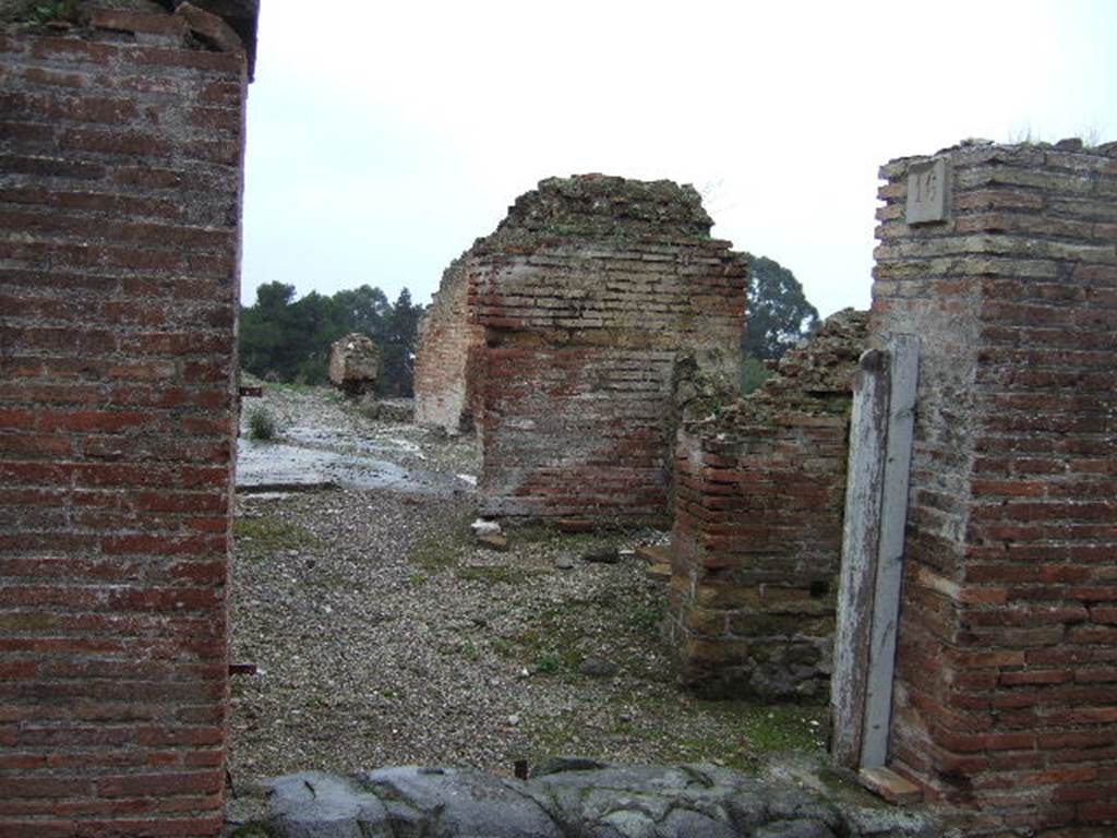 VII.16.16 Pompeii. December 2005.The doorway to room 4 is on the right, immediately behind the wooden post.