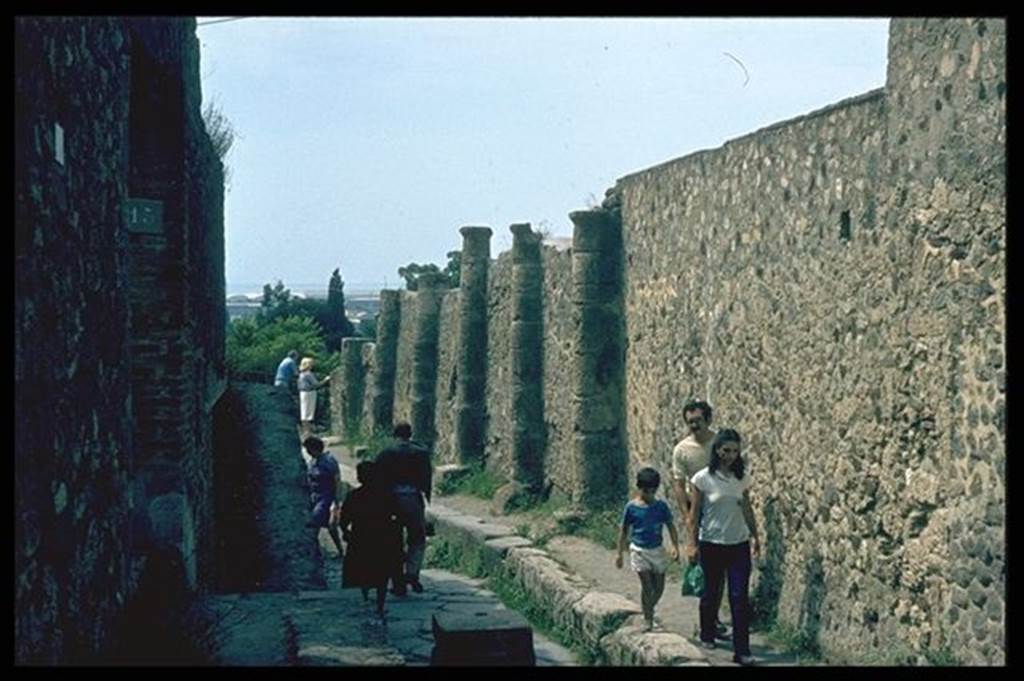 Wall of VII.16 on Vico dei Soprastanti looking west.  Photographed 1970-79 by Günther Einhorn, picture courtesy of his son Ralf Einhorn.