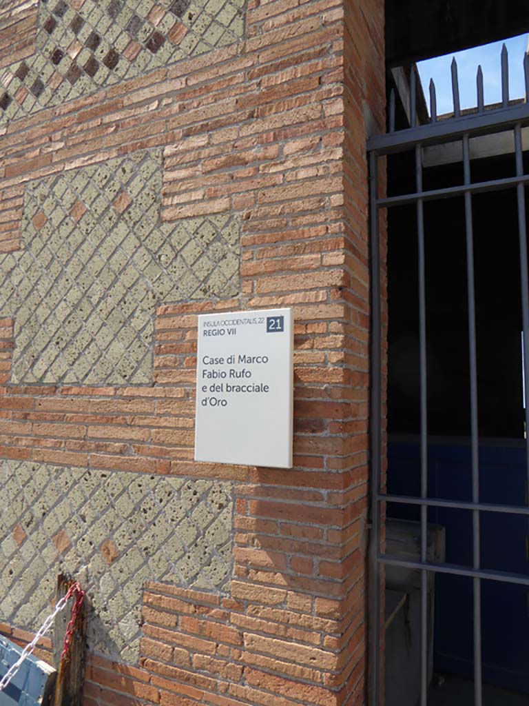 VII.16.22 Pompeii. September 2017. Detail of pilaster on south side of entrance doorway. 
Foto Annette Haug, ERC Grant 681269 DÉCOR.
