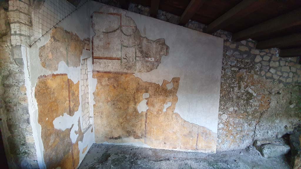 VII.16.a Pompeii. August 2021. Corridor E, south-east corner, with doorway to corridor A, on left.
Foto Annette Haug, ERC Grant 681269 DÉCOR.

