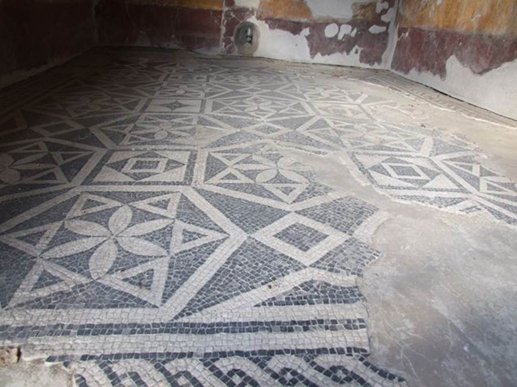 VII.16.a Pompeii. December 2006.  Room 1, mosaic floor. Looking north.