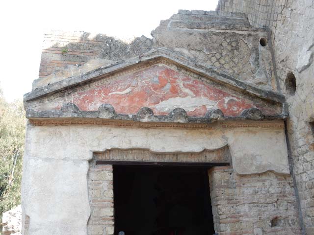 VII.16.a Pompeii. July 2021. Decorative stucco above doorway to room 1.
Foto Annette Haug, ERC Grant 681269 DÉCOR.
