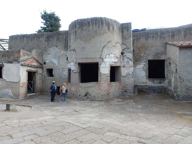 VII.16.a Pompeii. May 2015. Decorative stucco. Photo courtesy of Buzz Ferebee.

