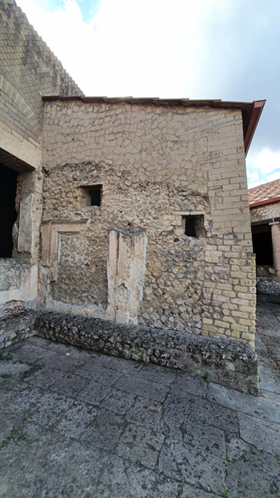 VII.16.a Pompeii. May 2015. Small window above remaining decorative stucco. 
Photo courtesy of Buzz Ferebee.


