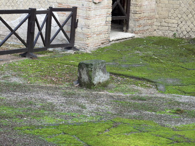 VII.16.a Pompeii.  December 2006. Marker stone on courtyard C, inscribed with LPP.