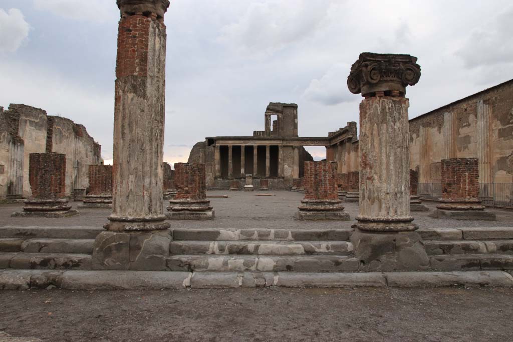 VIII.1.1, Pompeii. September 2018. Looking west towards column with capital.
Foto Anne Kleineberg, ERC Grant 681269 DÉCOR.
