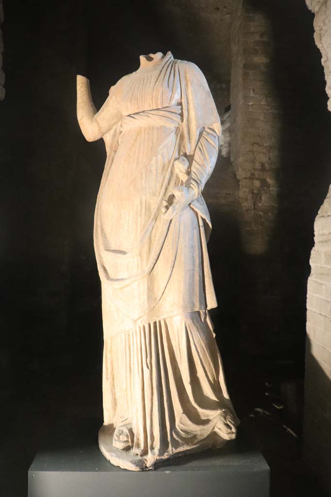 VIII.1.4 Pompeii Antiquarium. February 2021. 
Statue of Demeter/Ceres, from the Santuario extraurbano del Fondo Iozzino. 
Photo courtesy of Fabien Bivre-Perrin (CC BY-NC-SA).
