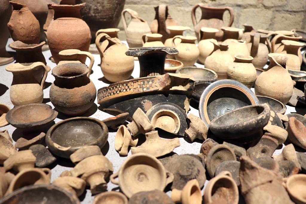 VIII.1.4 Pompeii. February 2021. Santuario extraurbano del Fondo Iozzino. 
Terracotta votive offerings: miniature chalices and small cups, small jugs and statuettes.
Photo courtesy of Fabien Bivre-Perrin (CC BY-NC-SA).
