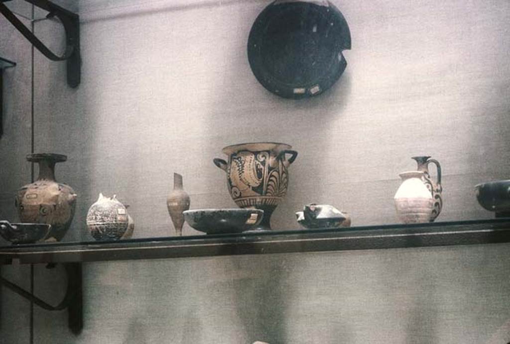 VIII.1.4, Antiquarium, Pompeii. August 1965. Display shelf with pre-Roman excavation finds. Photo courtesy of Rick Bauer.

