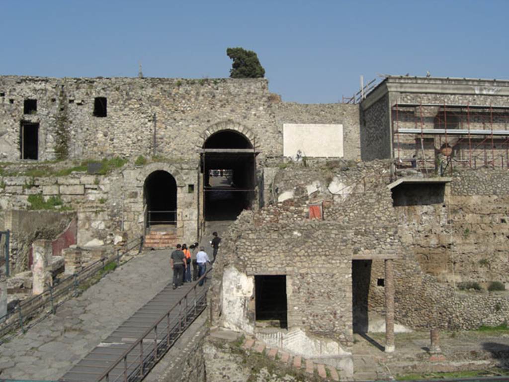 Between the Porta Marina and the Antiquarium is the Larario dei Pompeianisti. April 2007. Photo courtesy of Andreas Tschurilow.