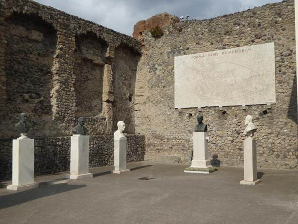 Larario dei Pompeianisti. September 2016. This contains the busts of the Pompeianisti.
From left to right are Della Corte, Maiuri, Mau, Fiorelli and Ruggiero.
In the background is the 1947 plan of Pompeii the Forma Urbis Pompeiorum.
Photo courtesy of Michael Binns.

