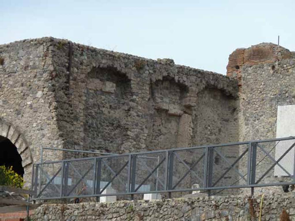 Larario dei Pompeianisti. May 2010. North side.
