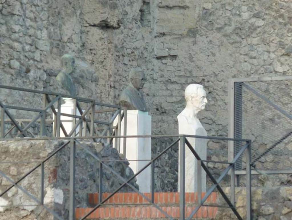 Larario dei Pompeianisti. September 2015. North side with busts of Della Corte, Maiuri and Mau.