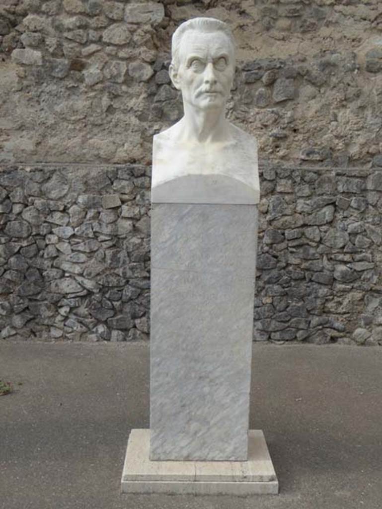 Larario dei Pompeianisti. Pompeii. September 2016. Bust of August Mau.
Photo courtesy of Michael Binns.
