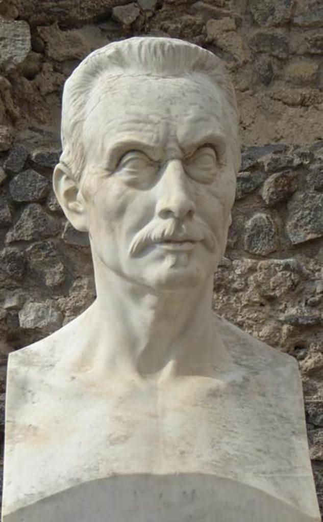 Larario dei Pompeianisti. Pompeii. September 2016. Detail of bust of August Mau.
Photo courtesy of Michael Binns.
