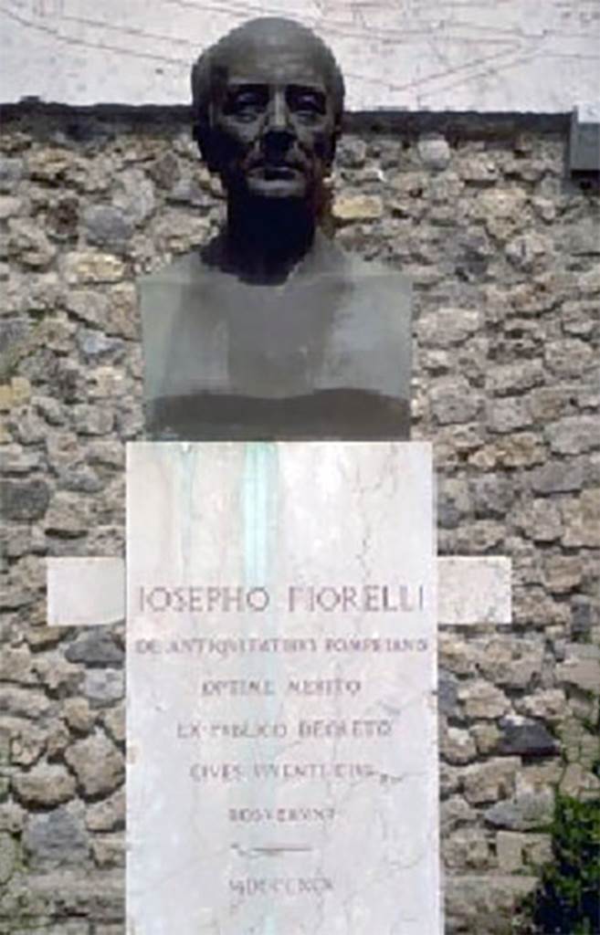 Larario dei Pompeianisti. Pompeii. Bust of Fiorelli.  