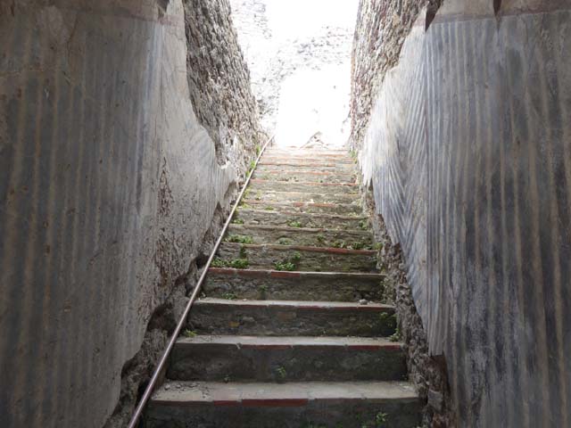 VIII.1.a, Pompeii. June 2017. Looking south down steps from landing to portico.
Photo courtesy of Michael Binns.
