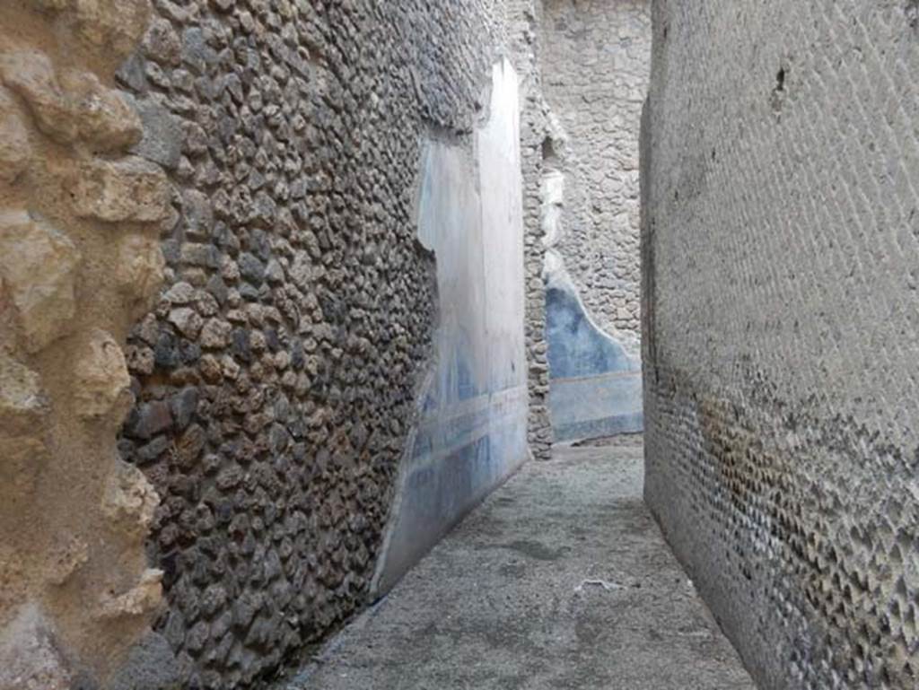 VIII.1.a, Pompeii. May 2018. Corridor, with remaining decorated plasterwork. Photo courtesy of Buzz Ferebee.