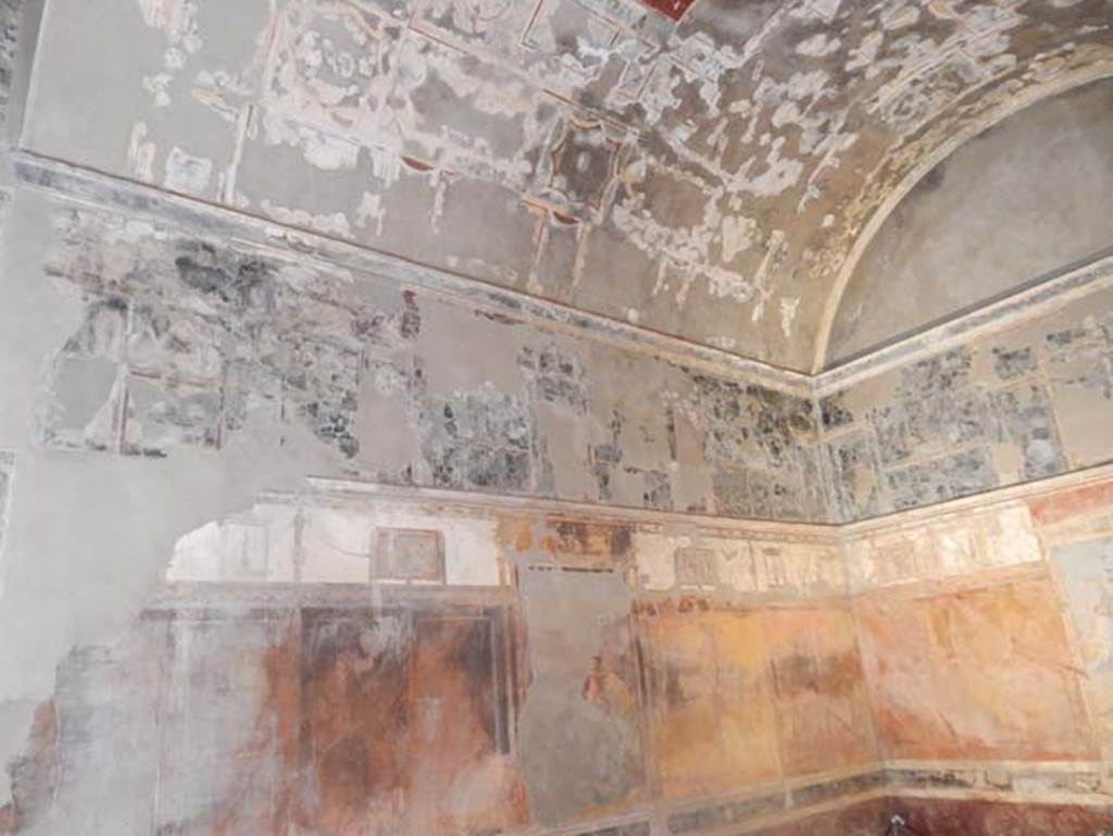 VIII.1.a, Pompeii. May 2018. Vaulted ceiling above north wall of oecus A. Photo courtesy of Buzz Ferebee.