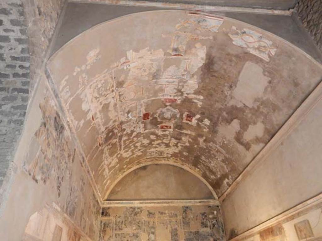 VIII.1.a, Pompeii. May 2018. Looking east along vaulted ceiling of oecus A. Photo courtesy of Buzz Ferebee.