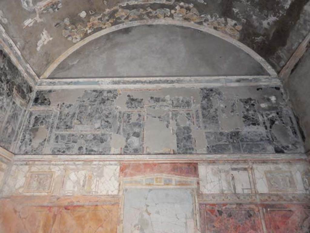 VIII.1.a, Pompeii. May 2018. Oecus A, vaulted upper east wall. Photo courtesy of Buzz Ferebee.